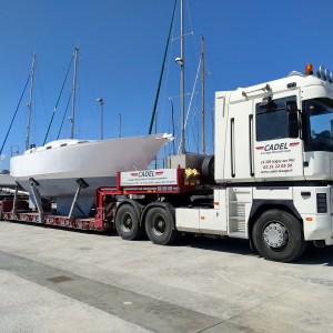 Transport exceptionnel d'un bateau avec notre semi extrasurbaissée